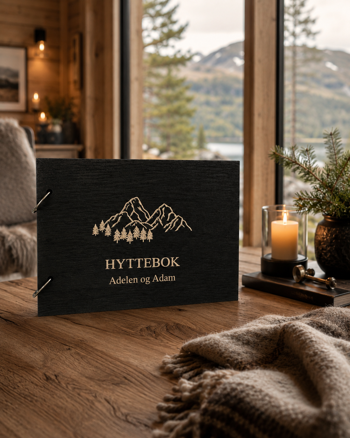 Hyttebok med personlig tekst og gravert fjell- og skogmotiv