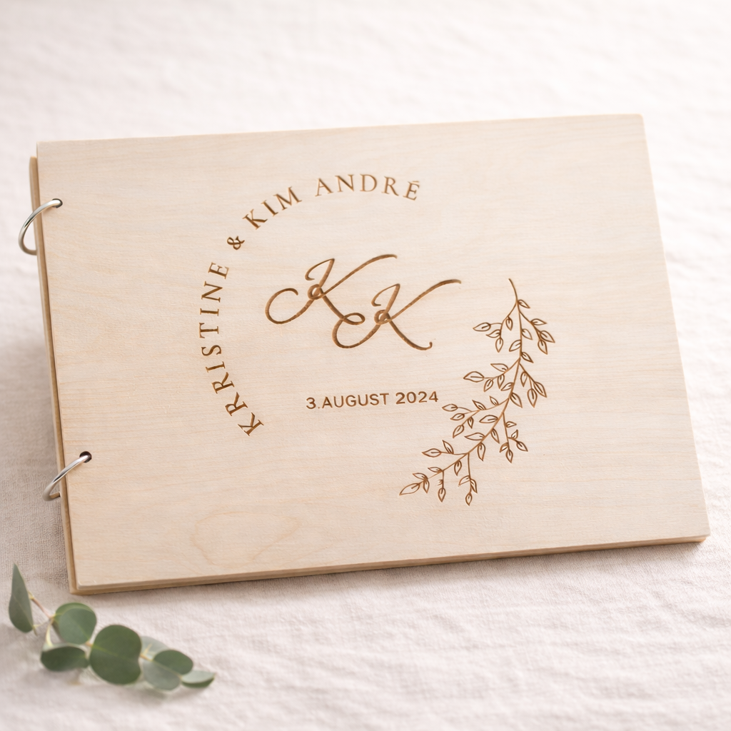 Klassisk bryllupsgjestebok i tre med personlig monogramgravering