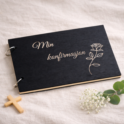 Ferdig konfirmasjonsbok i svart tre med teksten Min konfirmasjon og gravert rose