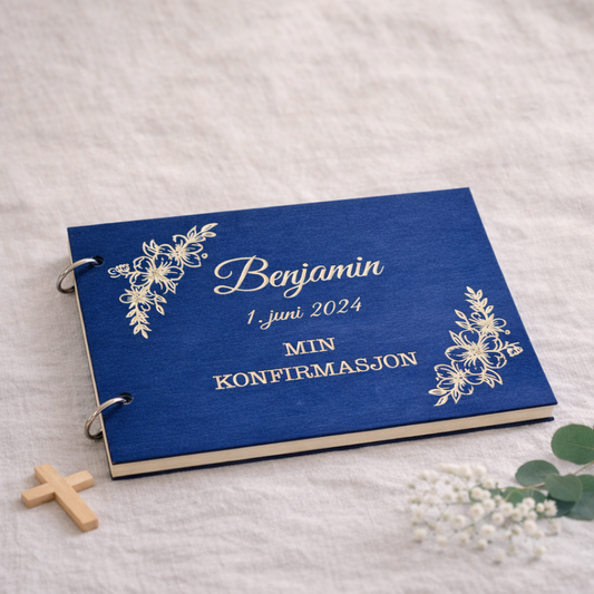 Dekorativt blomsterdesign på forsiden av boken.