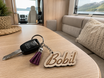 Nøkkelring bobil i tre med gravert tekst BOBIL