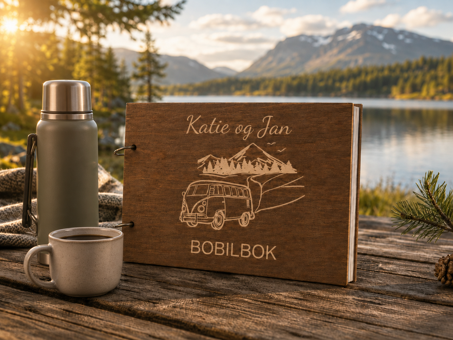 Personlig bobilbok med navn i brun trevariant og fjell- og veimotiv