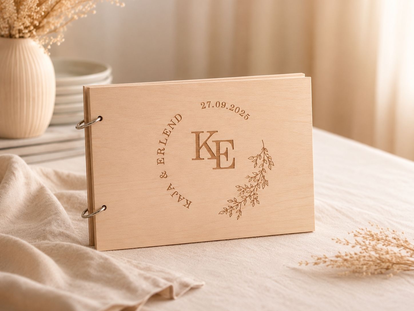 Personlig gjestebok til bryllup i tre med monogram og navn, laget i Norge av KK FAMILY ART
