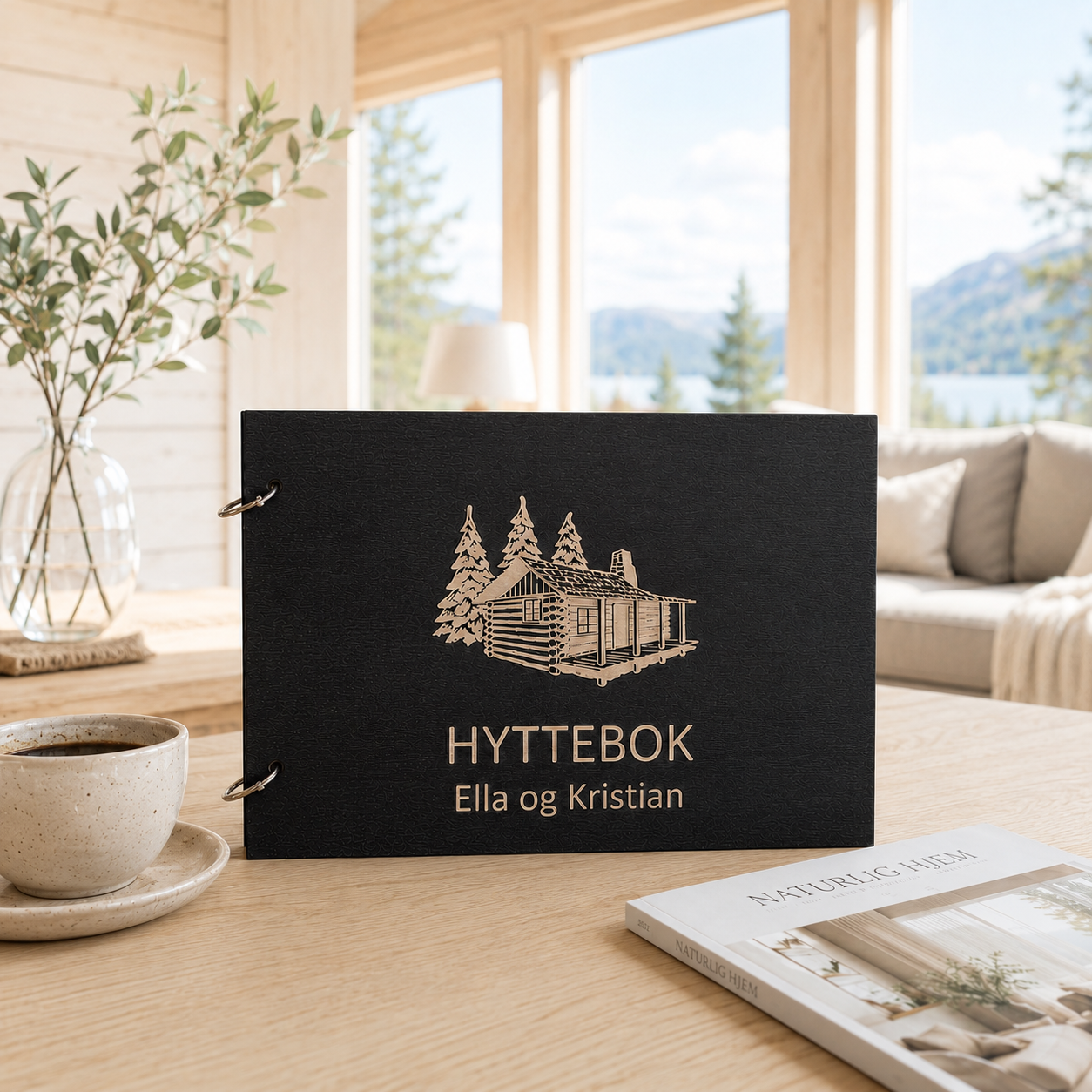 Personlig hyttebok i tre med navn gravert på omslaget