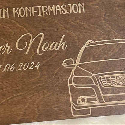 Gjestebok og fotoalbum til konfirmasjon med gravert bilmotiv, navn og dato på treomslag