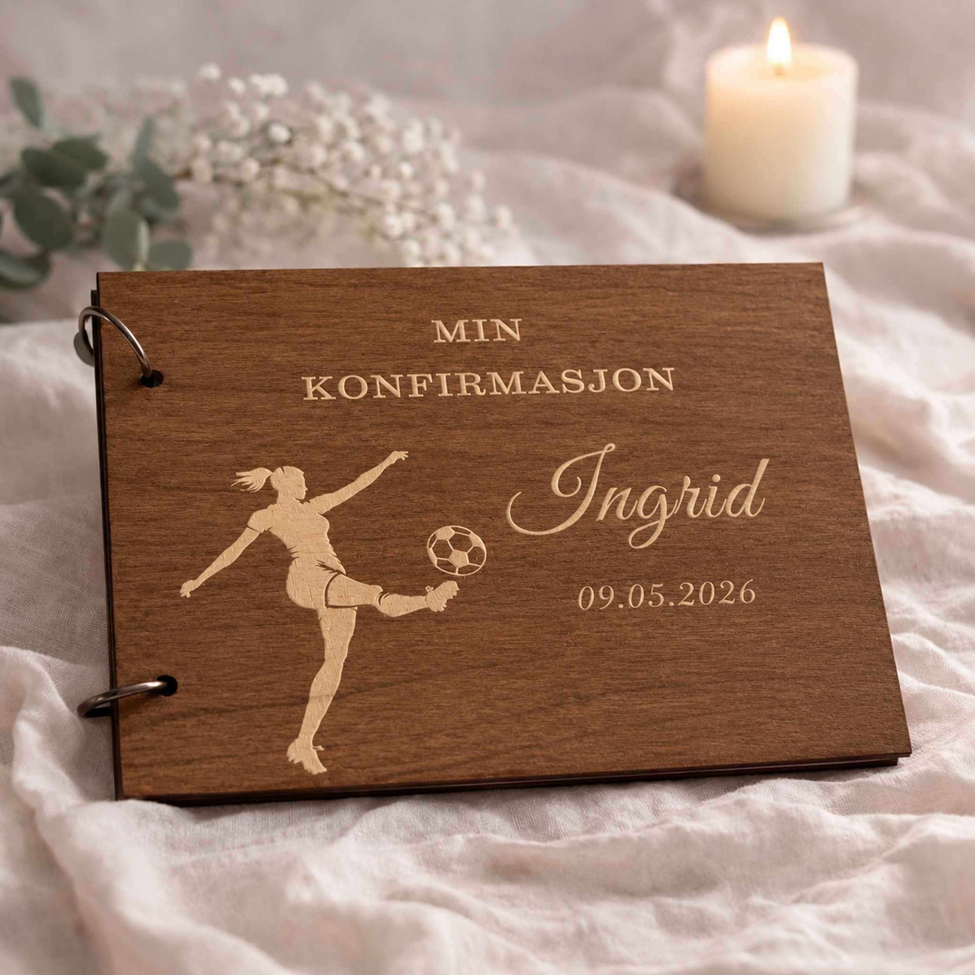 Brun personlig konfirmasjonsbok i tre med gravert fotballspiller