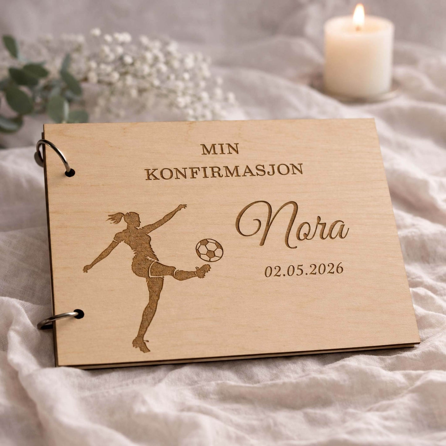 Personlig konfirmasjonsbok i lyst tre med gravert fotballspiller