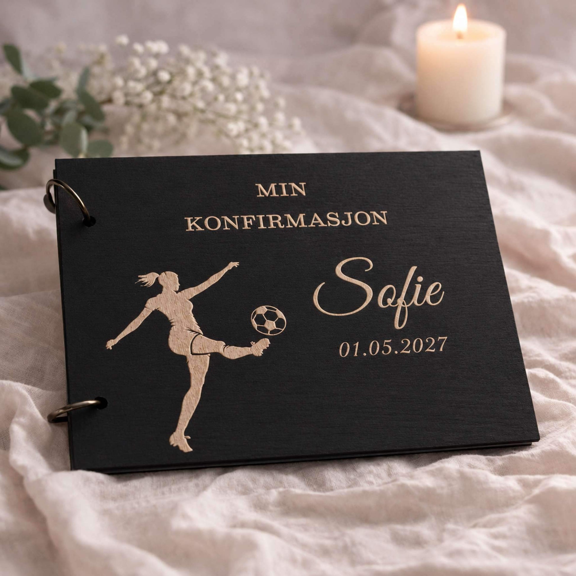 Svart personlig konfirmasjonsbok i tre med gravert fotballspiller