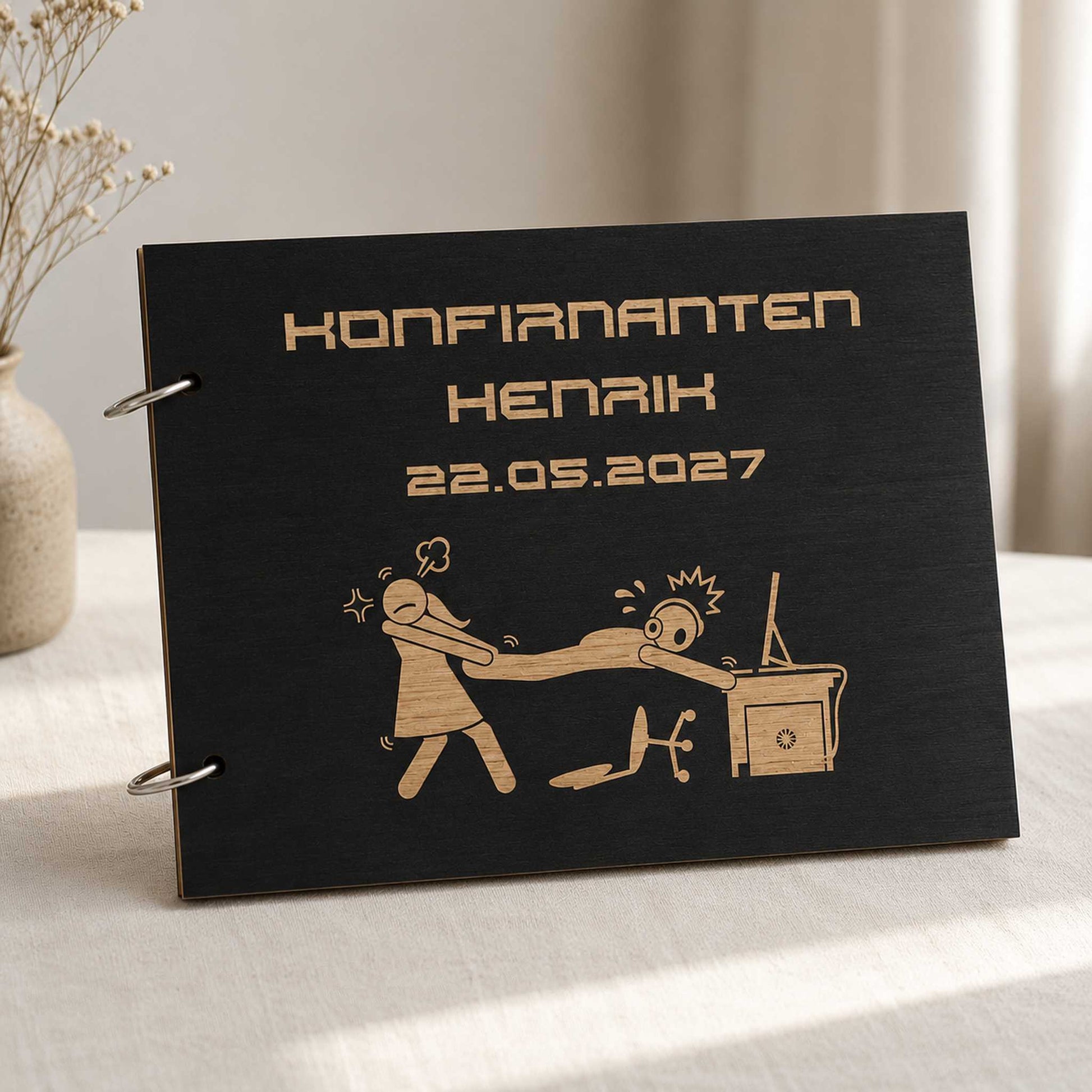 Svart personlig konfirmasjonsbok i tre med humoristisk gamingmotiv