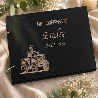 Svart personlig konfirmasjonsbok i tre med gravert ATV-motiv
