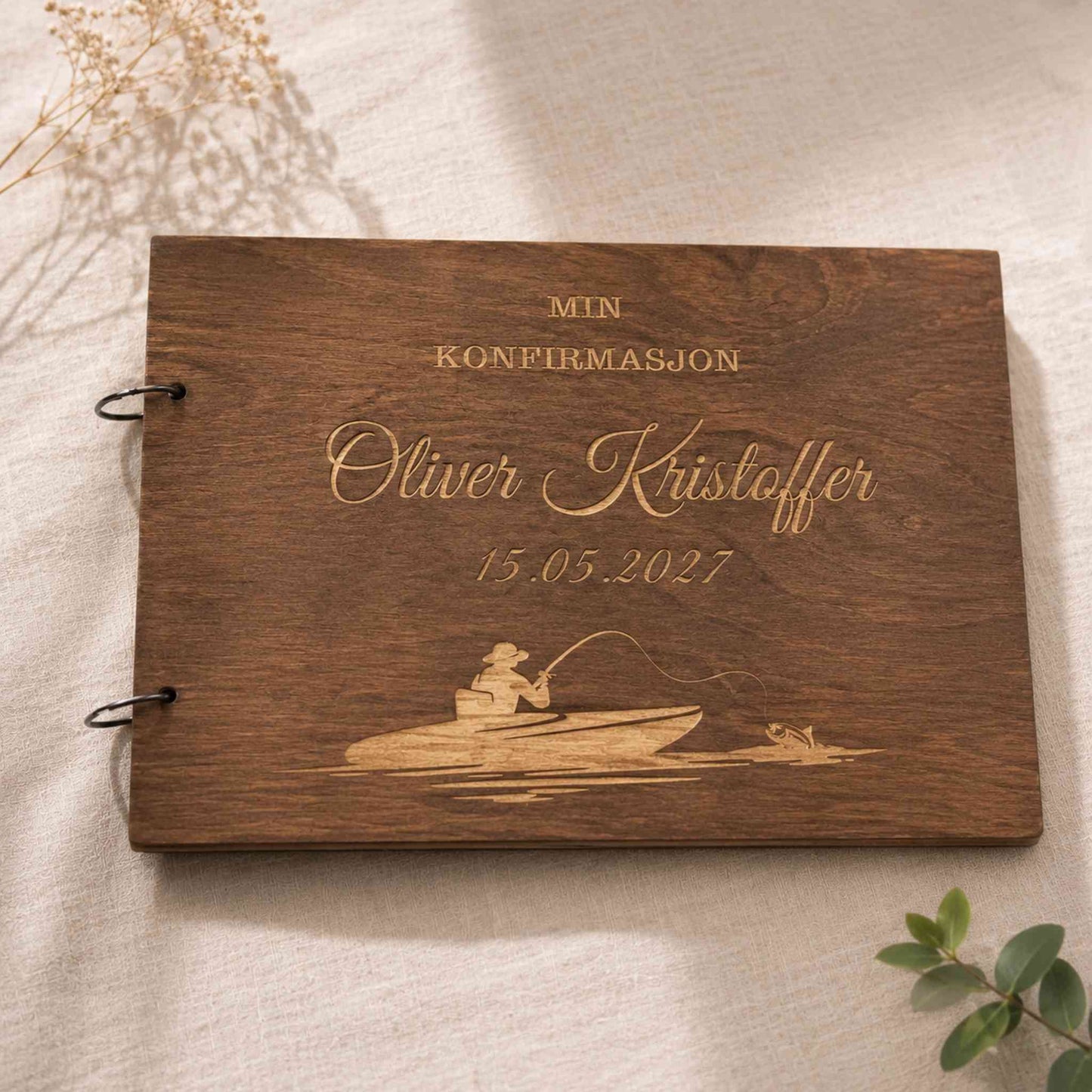 Brun personlig konfirmasjonsbok i tre med gravert fiskebåt