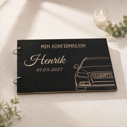 Svart personlig konfirmasjonsbok i tre med gravert bilfront