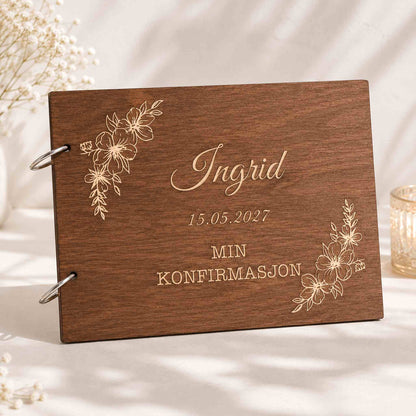 Brun personlig konfirmasjonsbok i tre med gravert blomsterdesign
