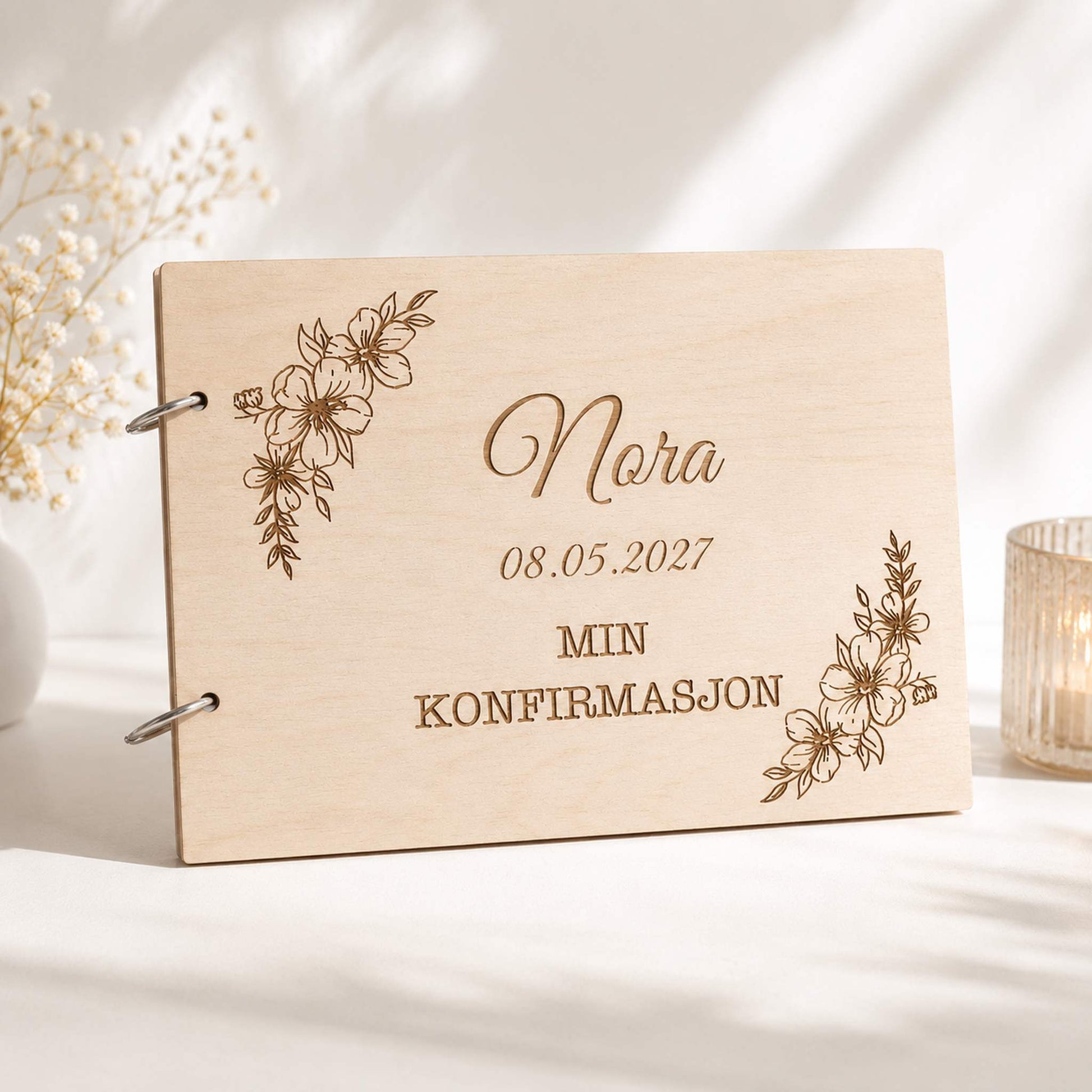 Personlig konfirmasjonsbok i lyst tre med gravert blomsterdesign