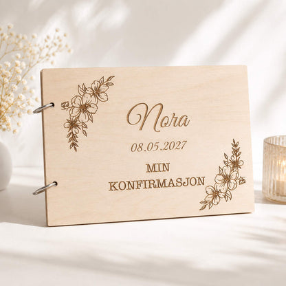 Personlig konfirmasjonsbok i lyst tre med gravert blomsterdesign