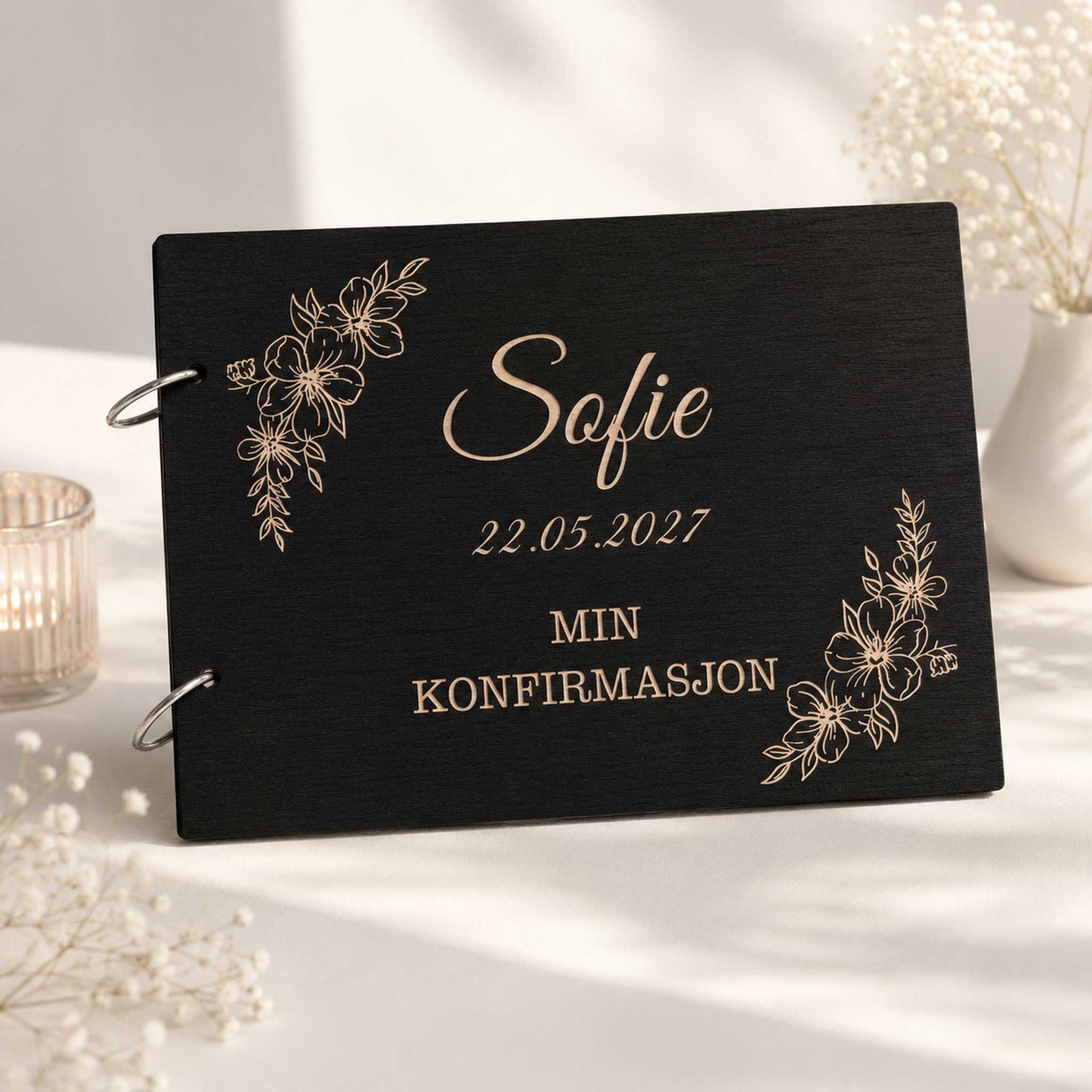 Svart personlig konfirmasjonsbok i tre med gravert blomsterdesign