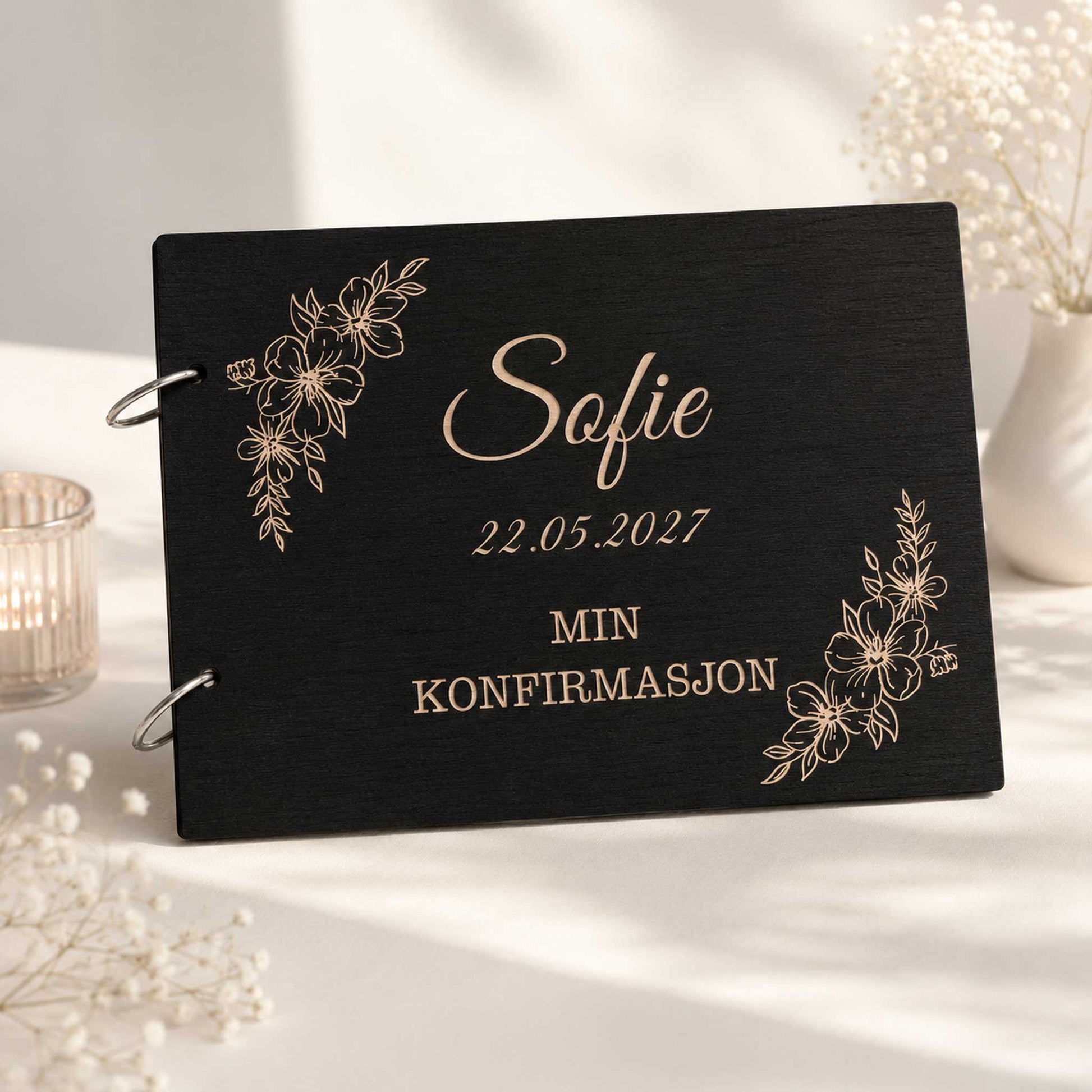 Svart personlig konfirmasjonsbok i tre med gravert blomsterdesign