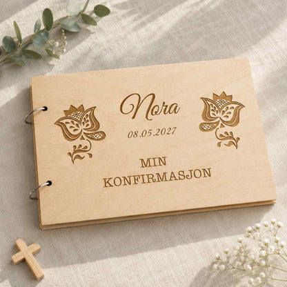Personlig konfirmasjonsbok i lyst tre med Sunnmørsbunad-inspirert motiv