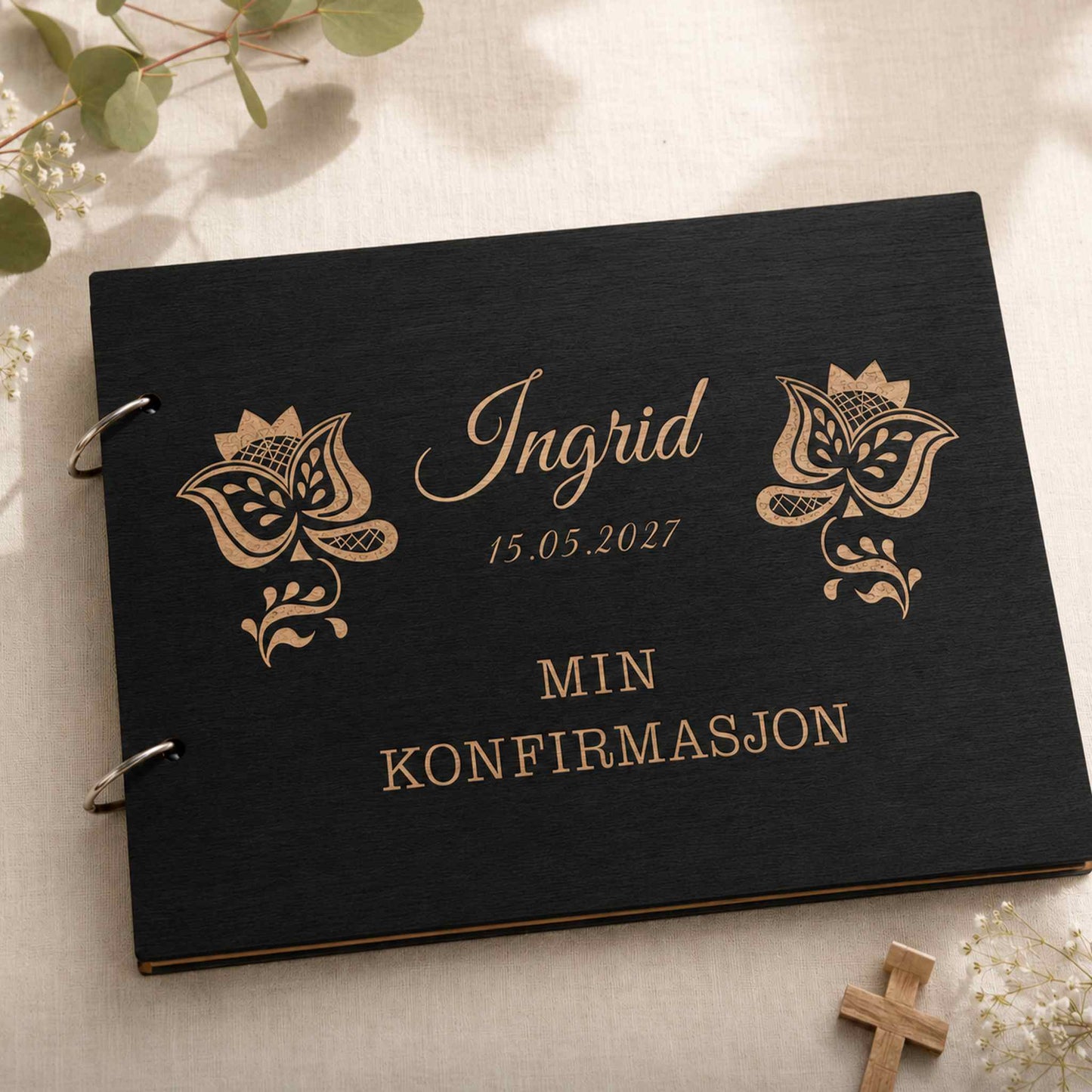 Svart personlig konfirmasjonsbok i tre med Sunnmørsbunad-inspirert motiv