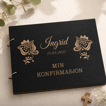 Svart personlig konfirmasjonsbok i tre med Sunnmørsbunad-inspirert motiv