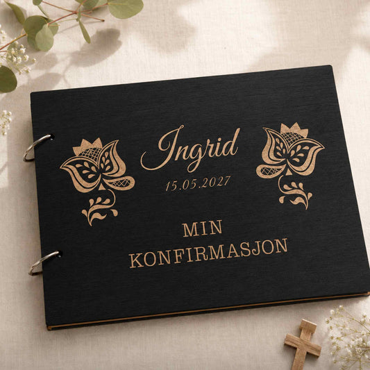 Svart personlig konfirmasjonsbok i tre med Sunnmørsbunad-inspirert motiv