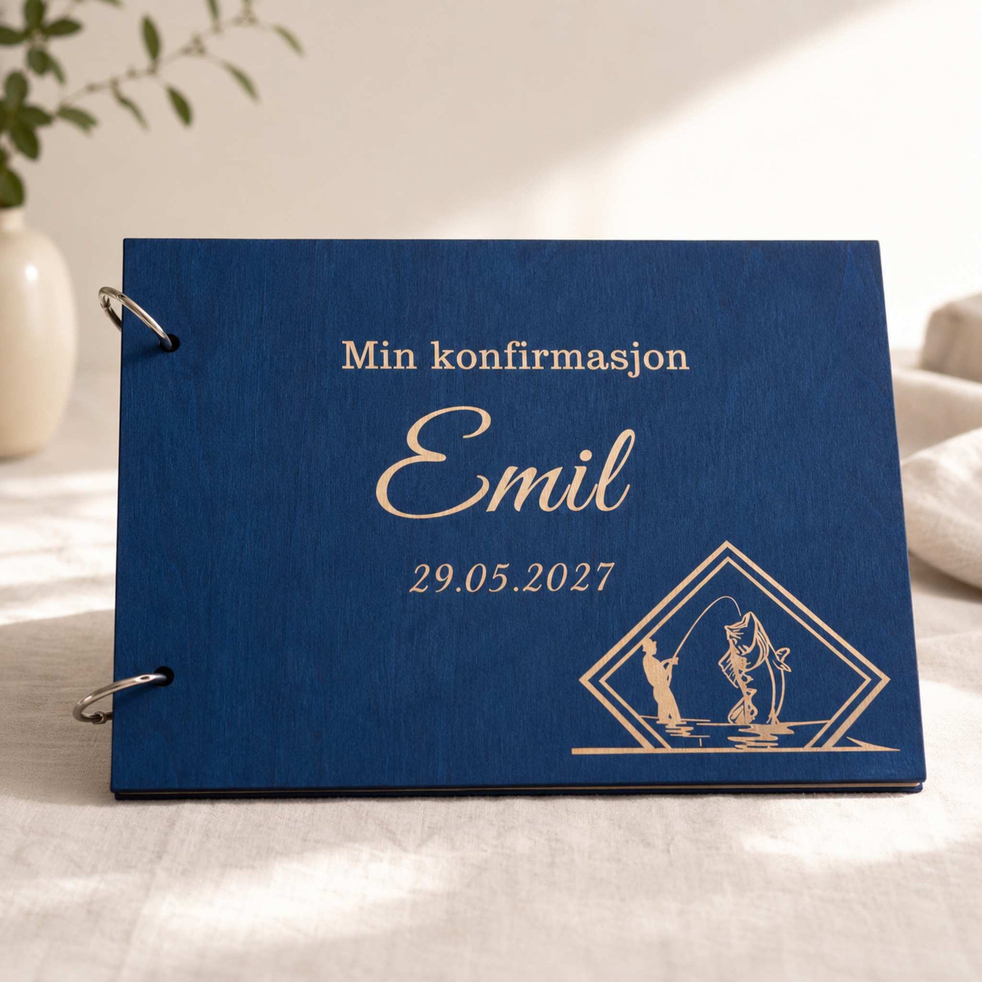 Blå personlig konfirmasjonsbok i tre med gravert fisker i diamantmotiv