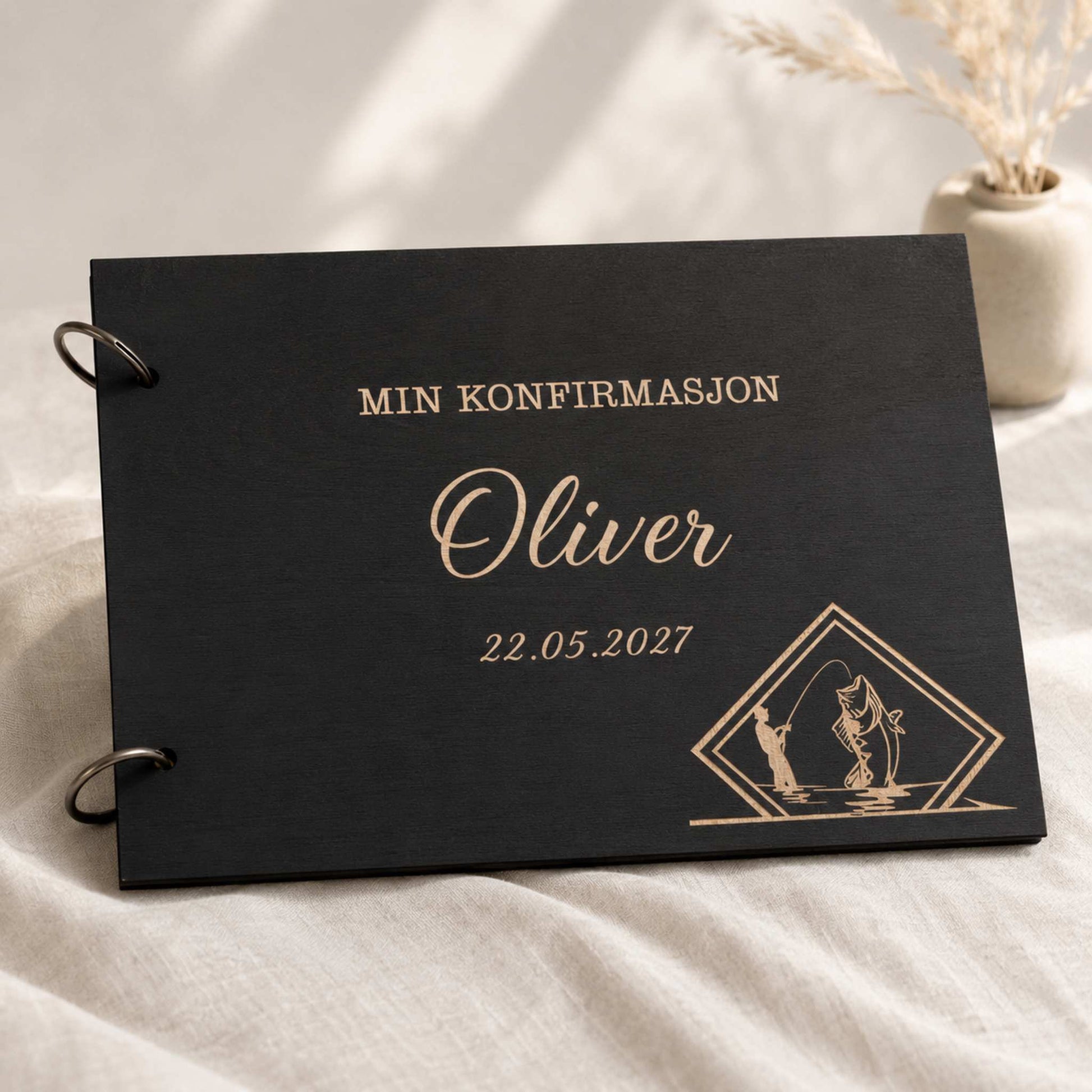 Svart personlig konfirmasjonsbok i tre med gravert fisker i diamantmotiv