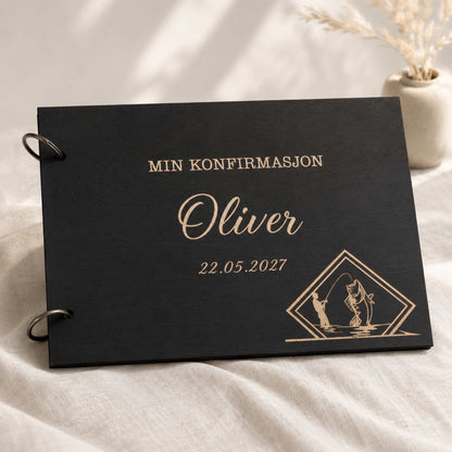Svart personlig konfirmasjonsbok i tre med gravert fisker i diamantmotiv