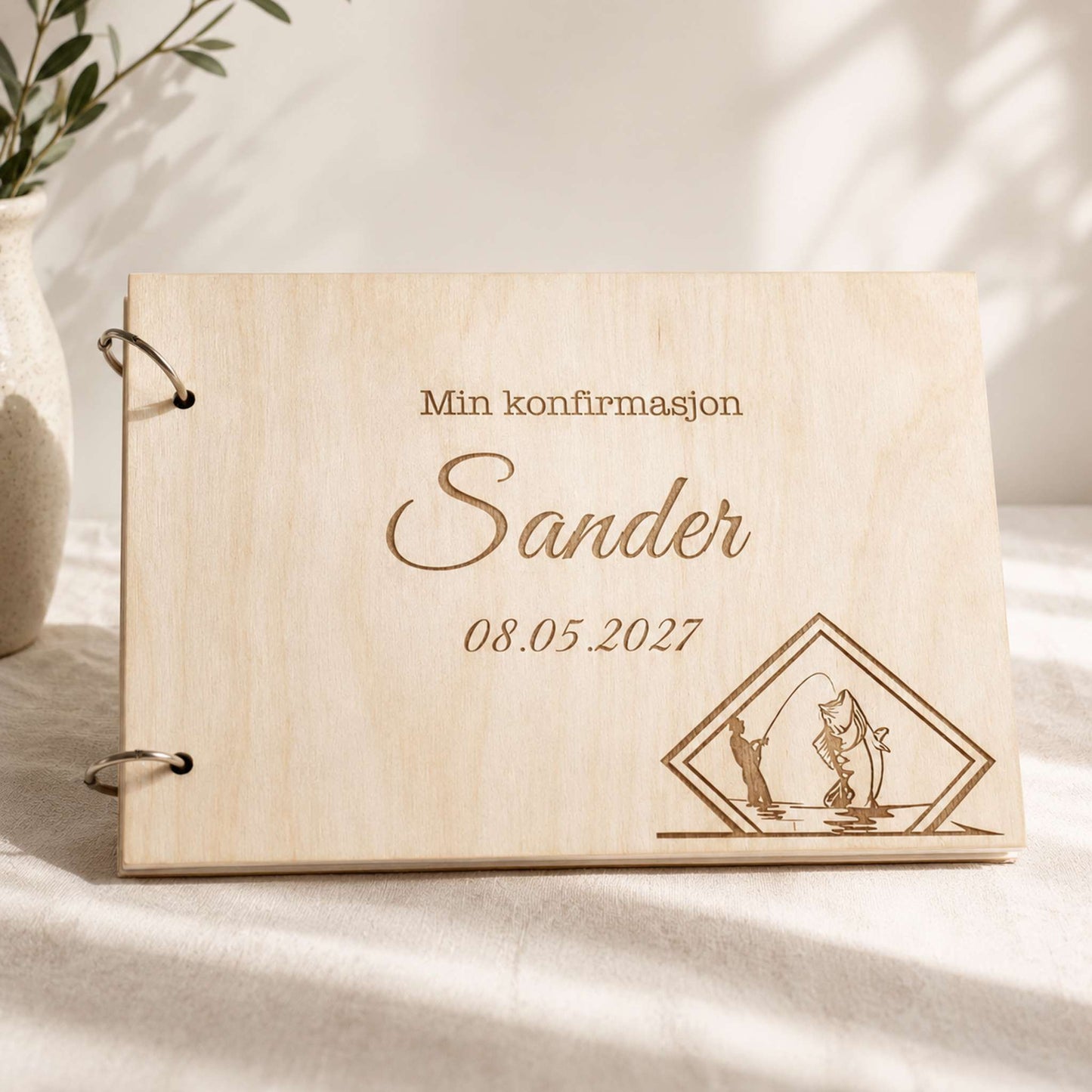 Personlig konfirmasjonsbok i lyst tre med gravert fisker i diamantmotiv