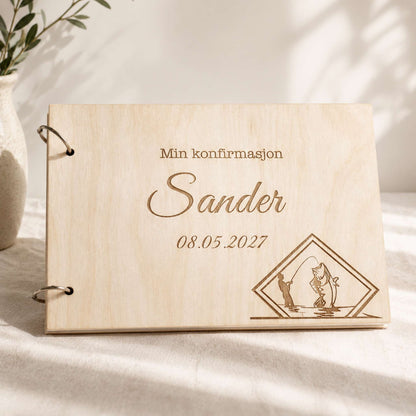 Personlig konfirmasjonsbok i lyst tre med gravert fisker i diamantmotiv