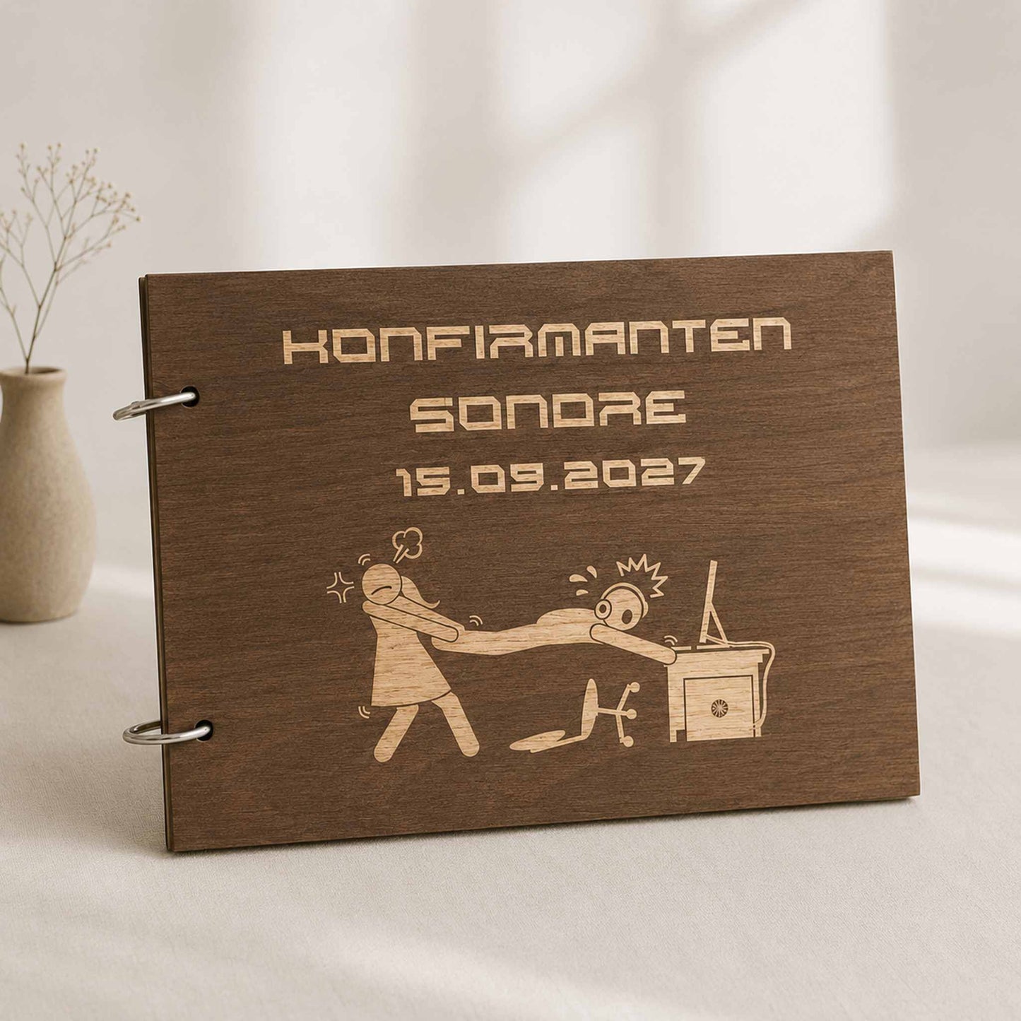 Brun personlig konfirmasjonsbok i tre med humoristisk gamingmotiv