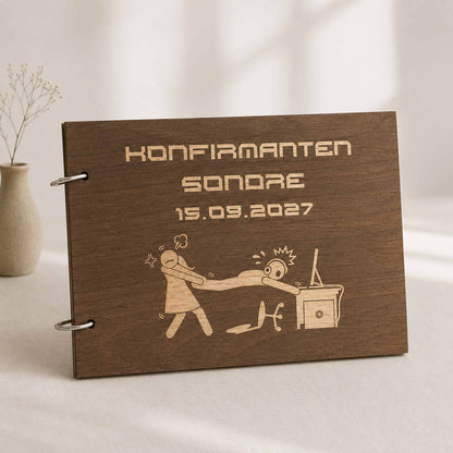 Brun personlig konfirmasjonsbok i tre med humoristisk gamingmotiv
