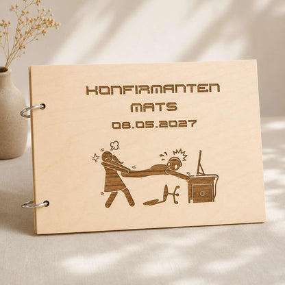 Personlig konfirmasjonsbok i lyst tre med humoristisk gamingmotiv