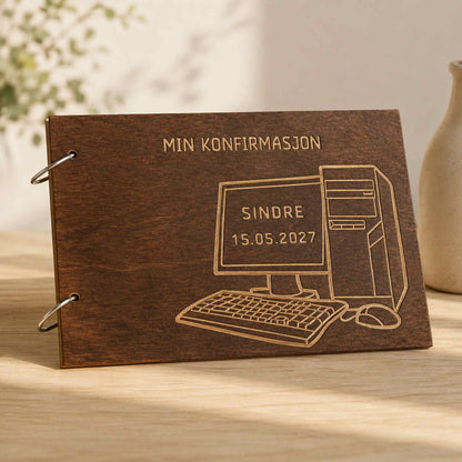 Brun personlig konfirmasjonsbok i tre med gravert PC-motiv