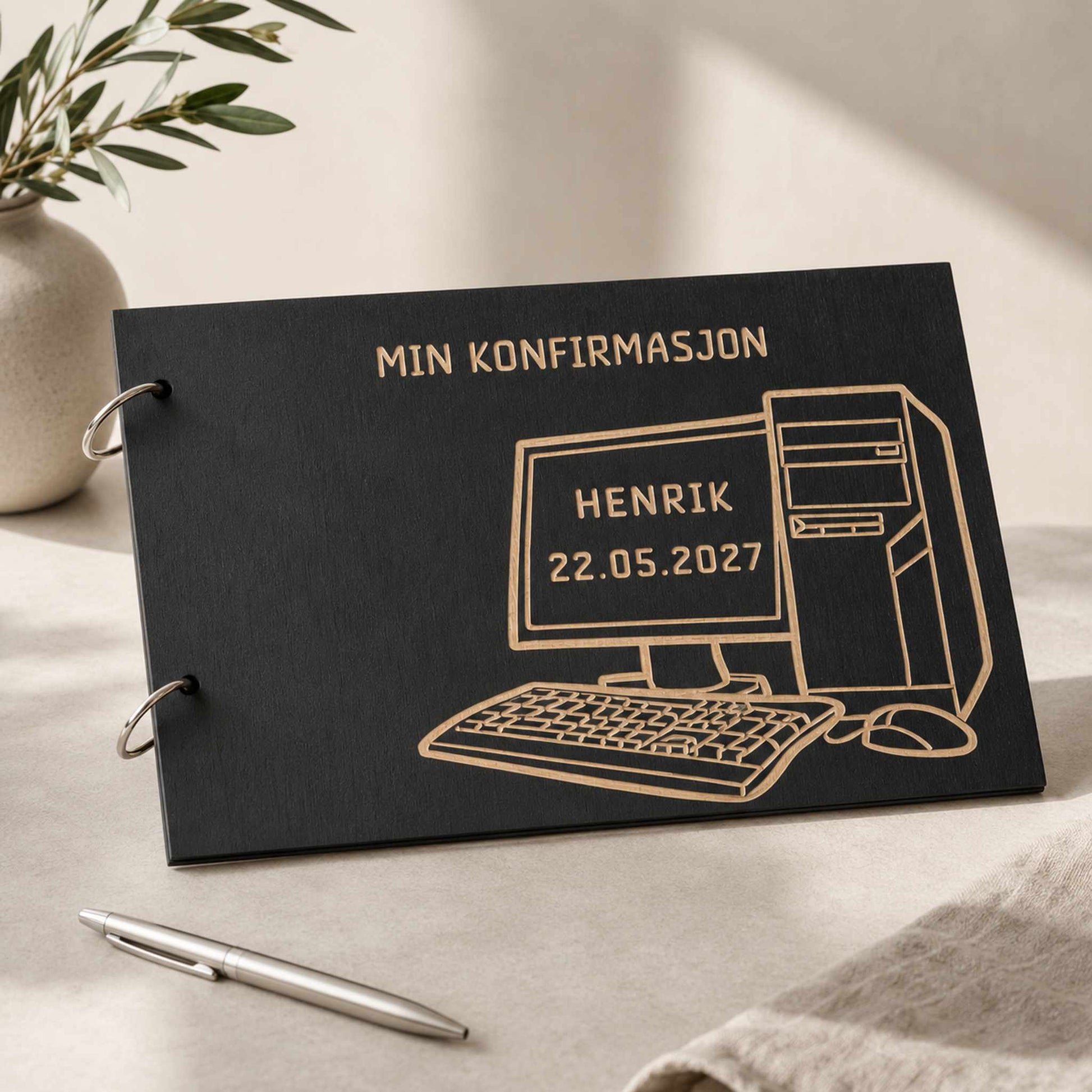 Svart personlig konfirmasjonsbok i tre med gravert PC-motiv