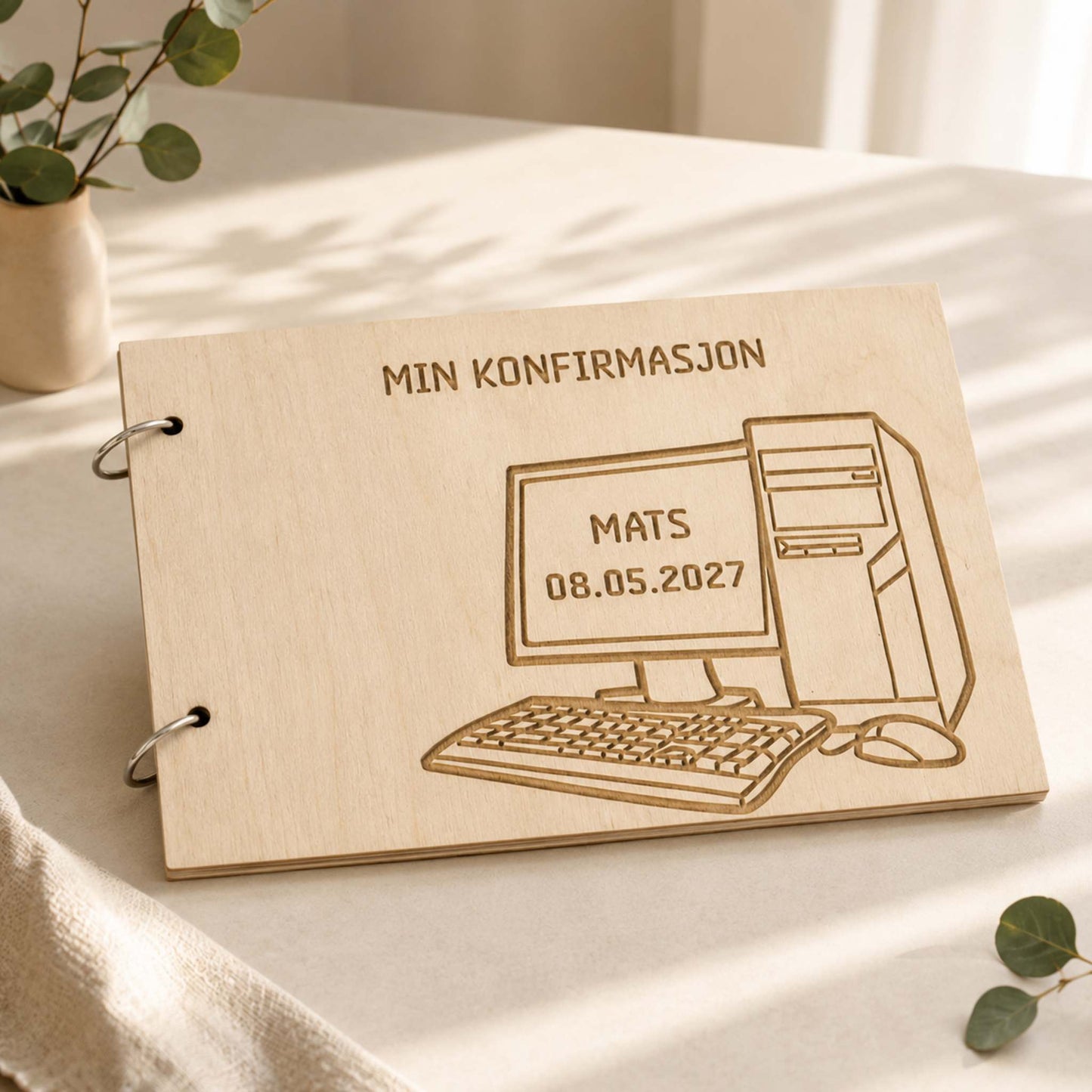 Personlig konfirmasjonsbok i lyst tre med gravert PC-motiv