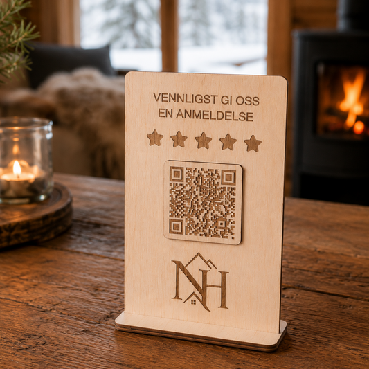 Treskilt med QR-kode ved hyttebok og tydelig felt for skanning på forsiden av skiltet