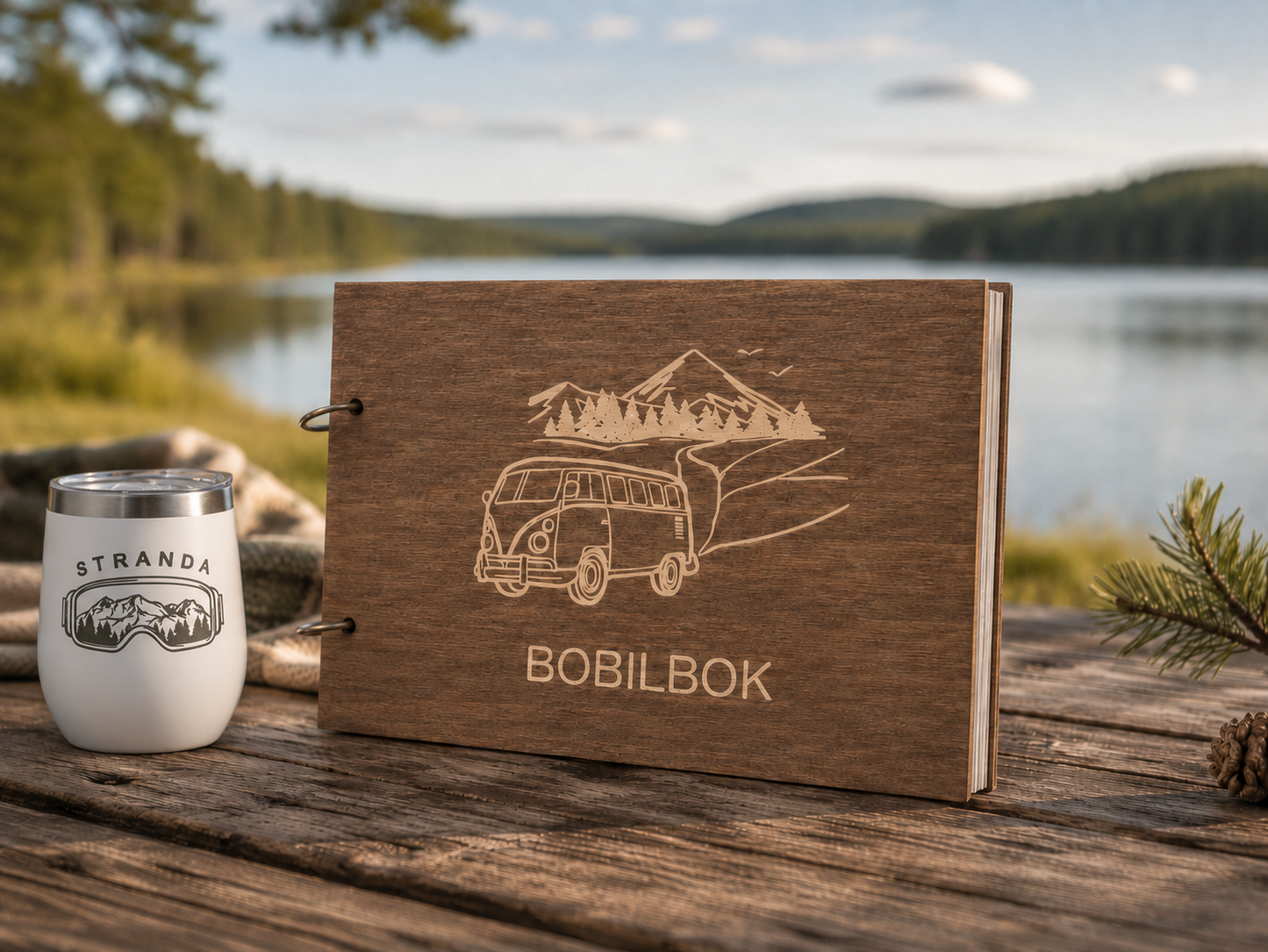 Reisebok til bobil i brun trevariant med gravert fjell- og veimotiv