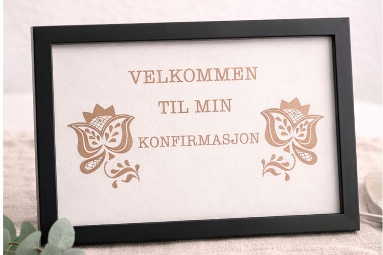 Konfirmasjonsskilt i svart ramme – Sunnmørsbunad design