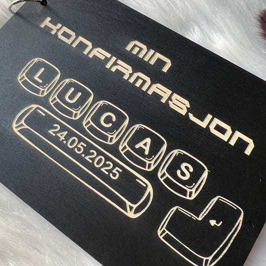 Detalj av lasergravering på gjestebok til konfirmasjon