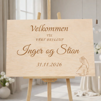 Rustikt bryllupsskilt i tre med gravert velkomsttekst, navn og dato