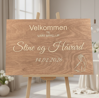 Stort velkomstskilt i tre til bryllup med gravert navn og dato på lys bakgrunn